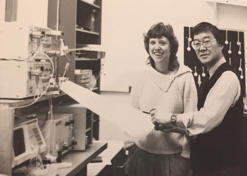 photo of Ted Kuwana and Sue Lunte in laboratory